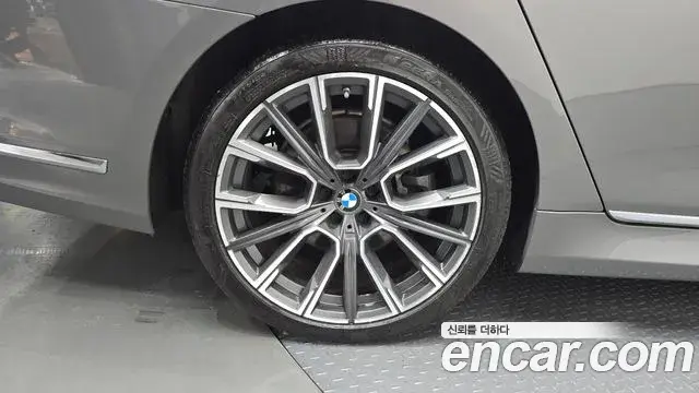 BMW 7 Series 2021 — Photo 32/36
