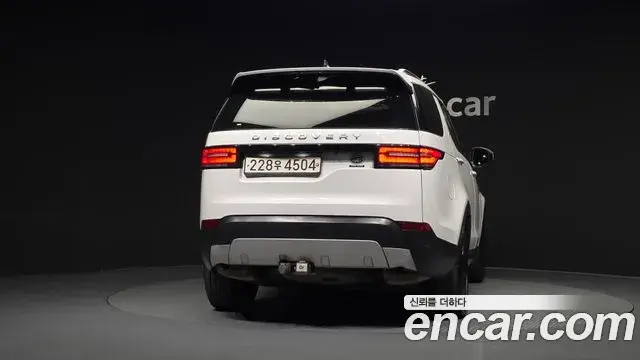 Land Rover Discovery 5 2019 — Şəkil 12/20