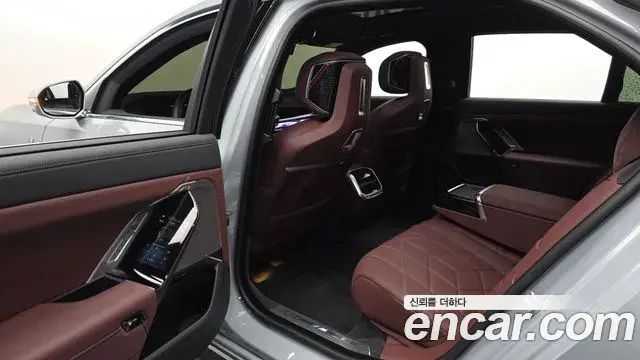 BMW 7 Series 2025 — Photo 33/37