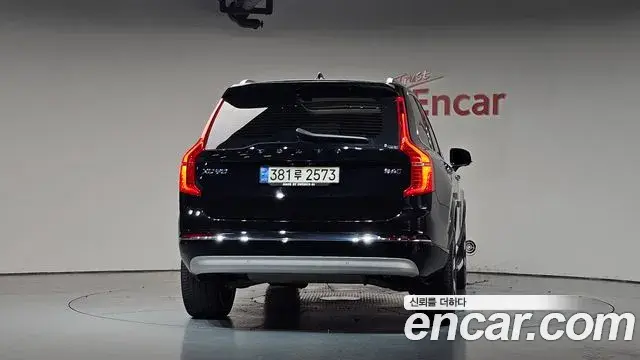 Volvo XC90 2022 — Şəkil 28/39