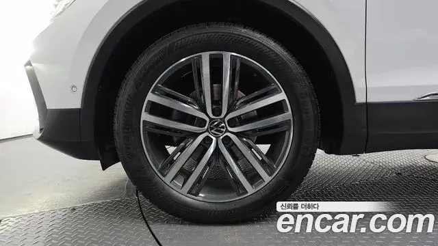 Volkswagen Tiguan 2023 — Şəkil 17/33