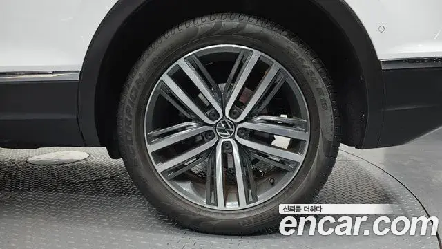 Volkswagen Tiguan 2023 — Şəkil 30/33