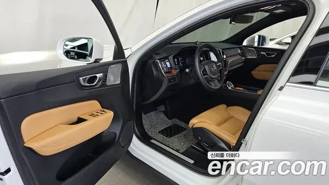 Volvo XC60 2023 — Фото 10/20