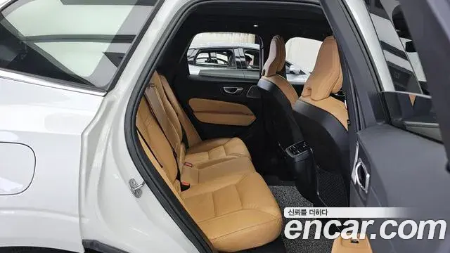 Volvo XC60 2023 — Фото 12/20