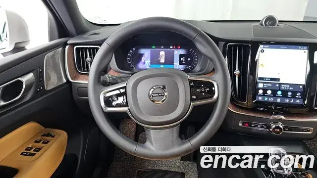 Volvo XC60 2023 — Фото 13/20
