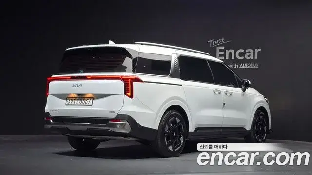 Kia Carnival 2024 — ფოტო 33/39