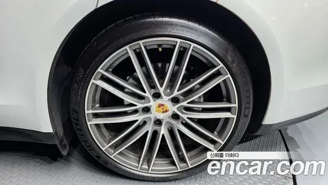 Porsche Panamera 2018 — ფოტო 27/38