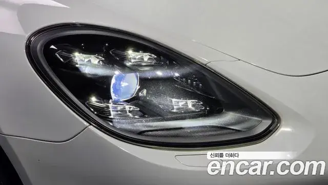 Porsche Panamera 2018 — ფოტო 19/38