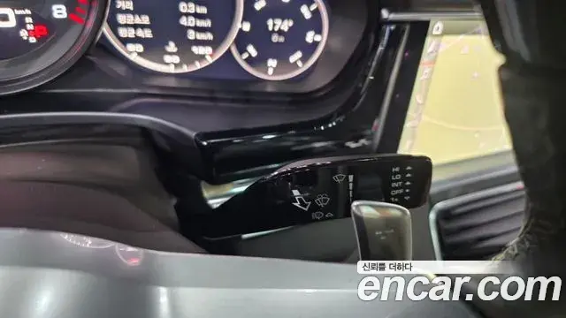 Porsche Panamera 2018 — ფოტო 16/38