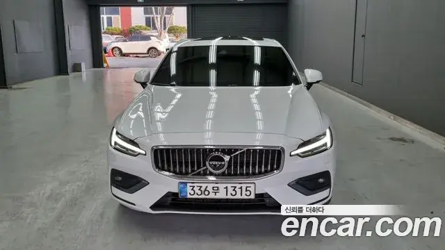 Volvo S60 2021 — Фото 2/18