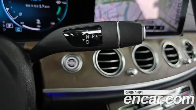 Mercedes-Benz E-Class 2022 — Şəkil 17/33