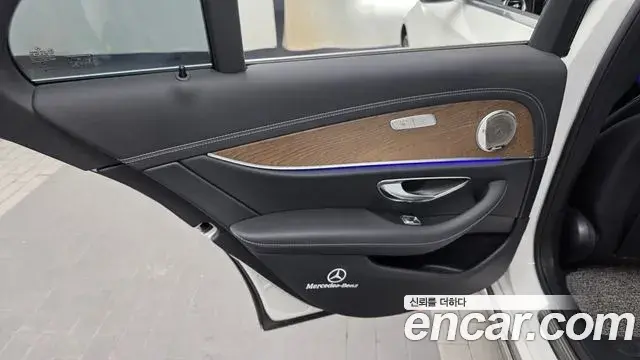 Mercedes-Benz E-Class 2022 — Şəkil 28/33