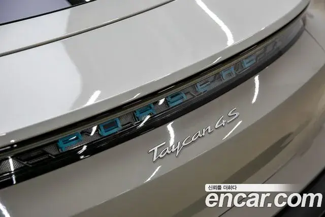 Porsche Taycan 2021 — Photo 16/20