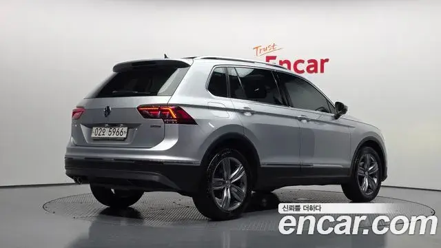 Volkswagen Tiguan 2018 — Şəkil 13/20