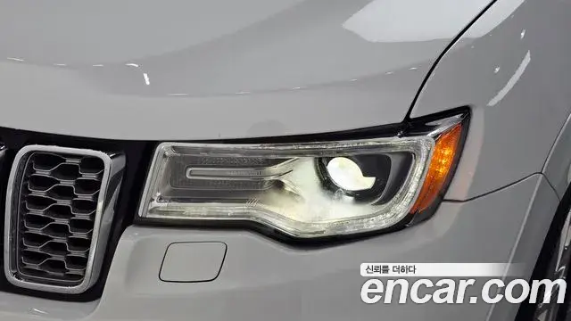 Jeep Grand Cherokee 2020 — Şəkil 22/35