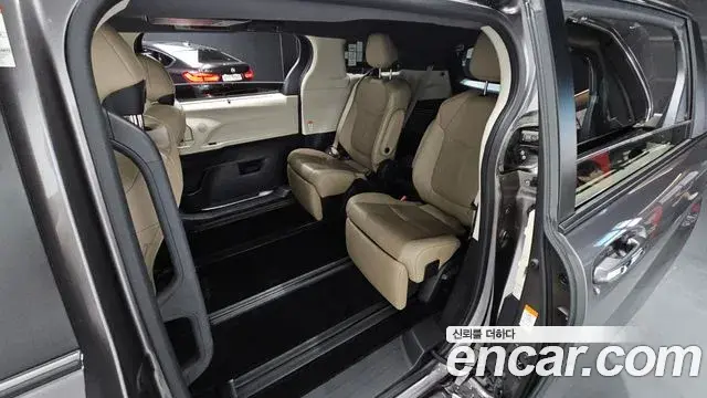 Toyota Sienna 2022 — Photo 33/38