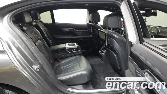 BMW 7 Series 2018 — Photo 12/20