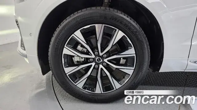 Volvo XC60 2023 — Photo 28/34