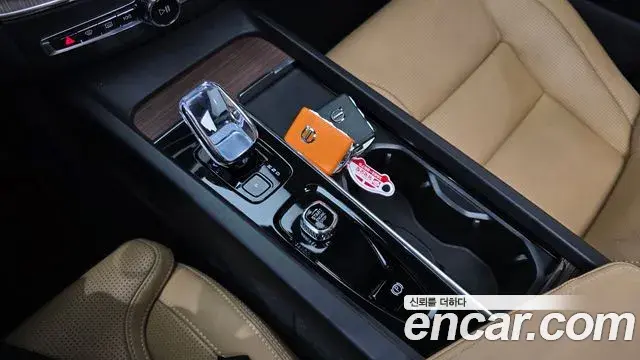 Volvo XC60 2023 — Photo 27/34