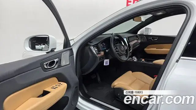 Volvo XC60 2023 — Photo 21/34