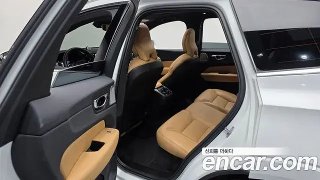 Volvo XC60 2023 — Photo 20/34