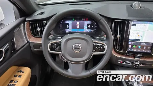 Volvo XC60 2023 — Photo 25/34