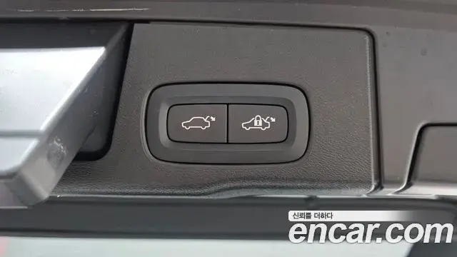Volvo XC60 2023 — Photo 30/34