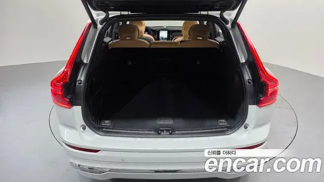 Volvo XC60 2023 — Photo 6/34