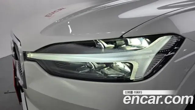 Volvo XC60 2023 — Photo 24/34
