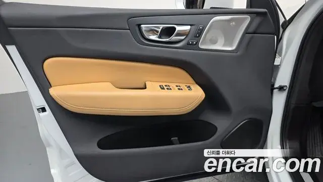 Volvo XC60 2023 — Photo 13/34
