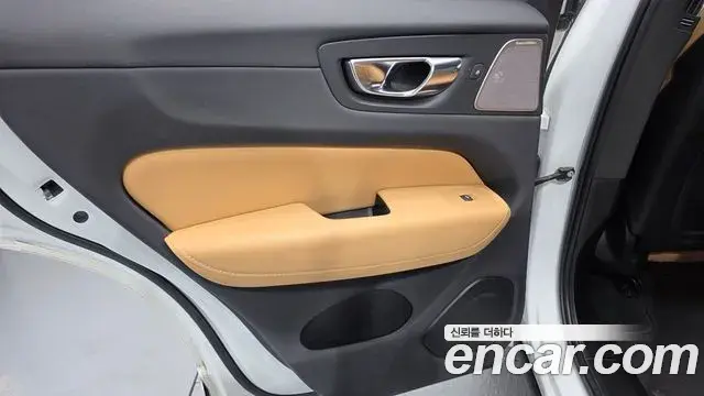 Volvo XC60 2023 — Photo 14/34