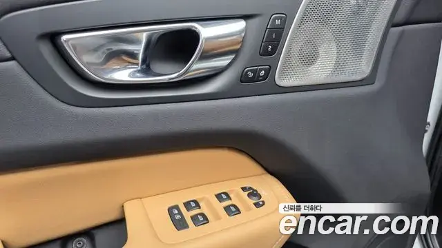 Volvo XC60 2023 — Photo 8/34