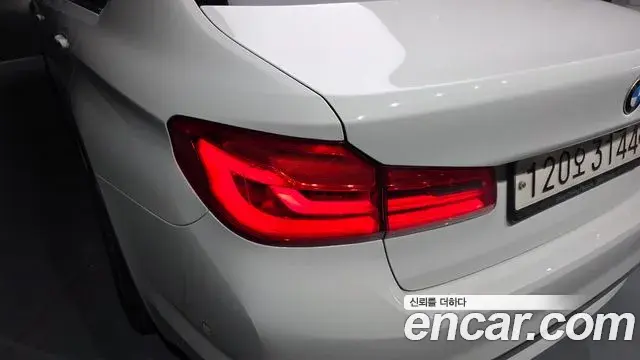 BMW 5 Series 2018 — ფოტო 4/37