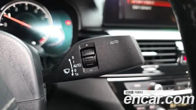 BMW 5 Series 2018 — ფოტო 34/37