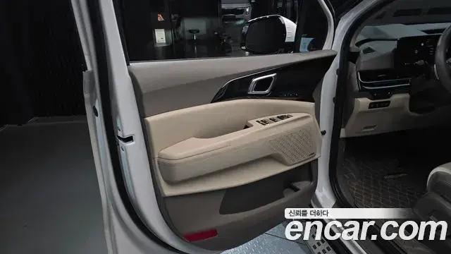 Kia Carnival 2024 — ფოტო 20/39