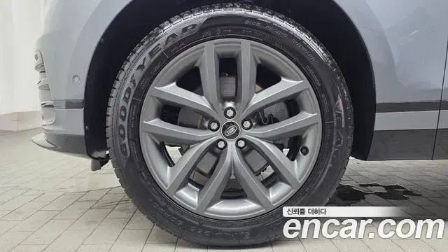Land Rover Range Rover Velar 2025 — Şəkil 28/31