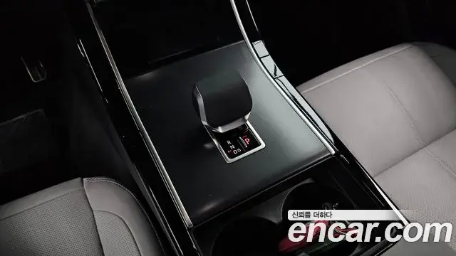 Land Rover Range Rover Velar 2025 — Şəkil 10/31