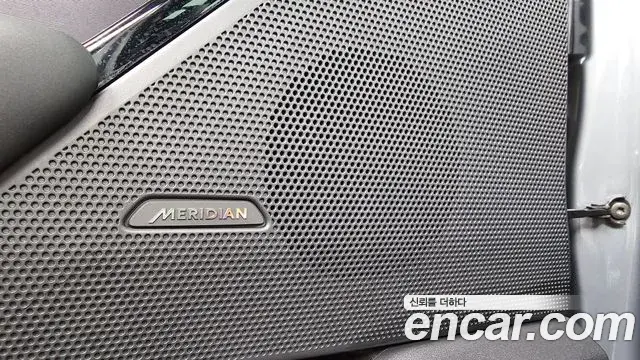 Land Rover Range Rover Velar 2025 — Şəkil 27/31