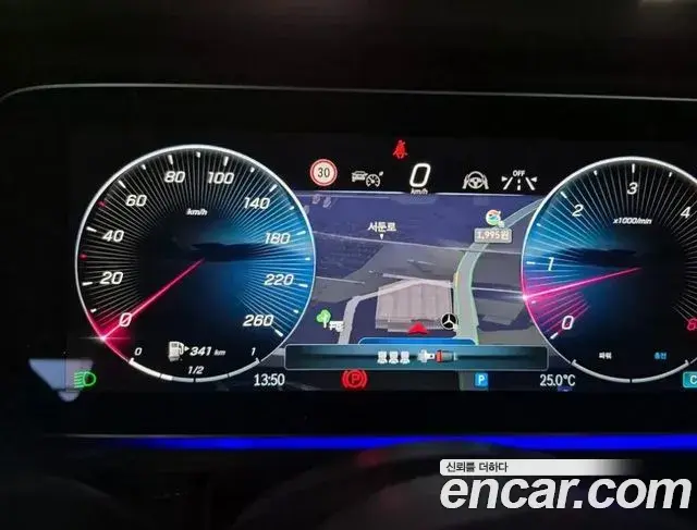 Mercedes-Benz G-Class 2025 — Photo 10/13