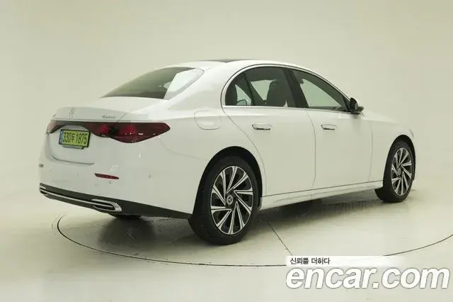 Mercedes-Benz E-Class 2025 — Photo 18/20