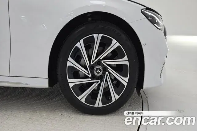 Mercedes-Benz E-Class 2025 — Photo 9/20