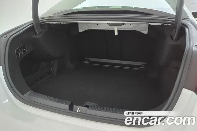 Mercedes-Benz E-Class 2025 — Photo 7/20