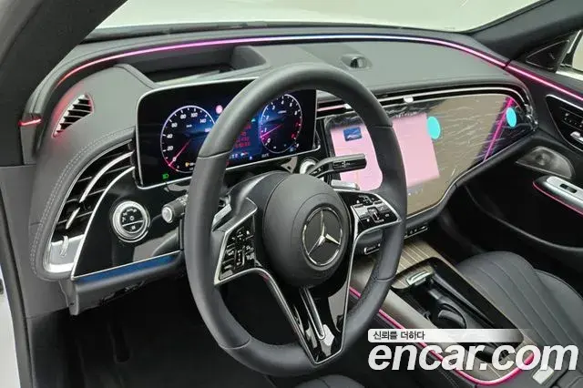 Mercedes-Benz E-Class 2025 — Photo 8/20