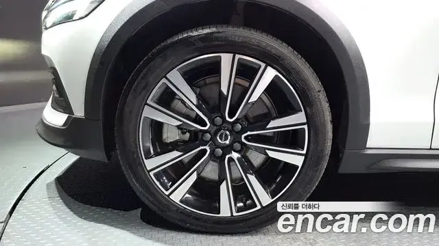 Volvo V60 Cross Country 2022 — ფოტო 35/36