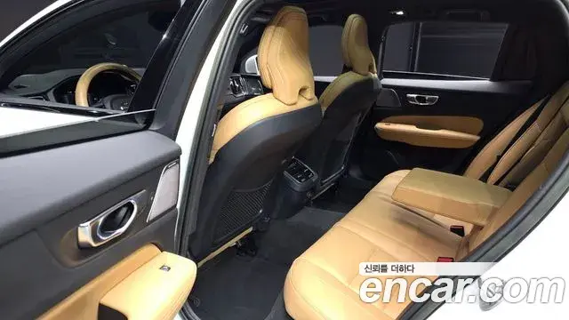 Volvo V60 Cross Country 2022 — ფოტო 28/36