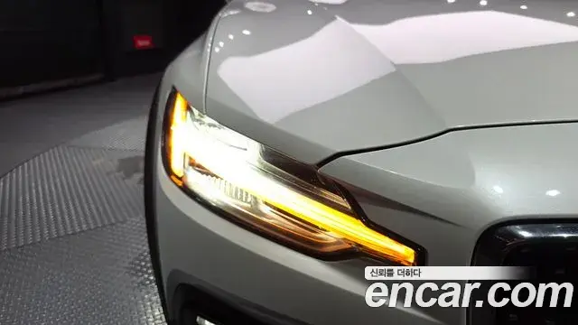 Volvo V60 Cross Country 2022 — ფოტო 34/36