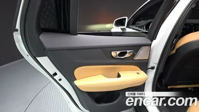 Volvo V60 Cross Country 2022 — ფოტო 17/36