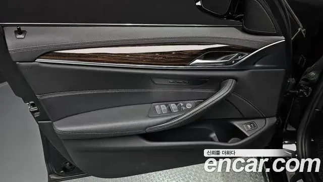 BMW 5 Series 2021 — Photo 19/30