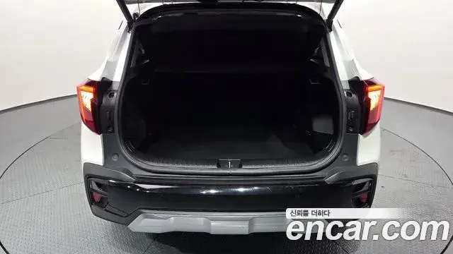 Kia Seltos 2023 — Şəkil 18/30