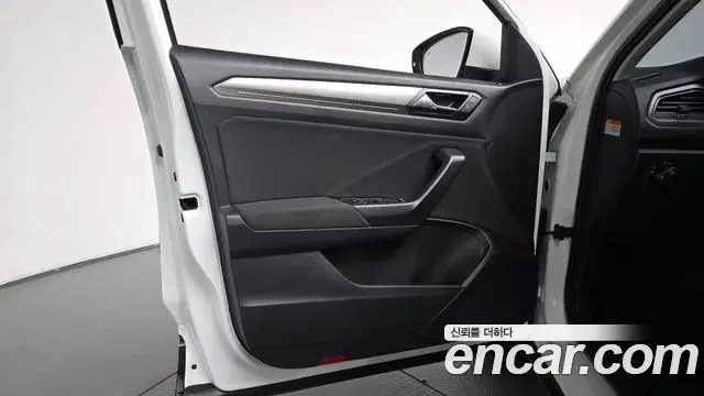 Volkswagen T-Roc 2021 — Şəkil 24/32